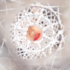 ดาวน์โหลดและฟังเพลง Down the Middle พร้อมเนื้อเพลงจาก Amyra