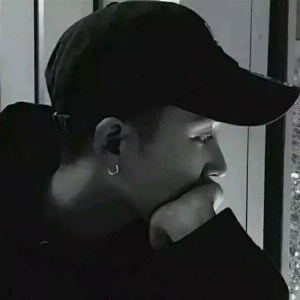Listen to 最美的伤口 song with lyrics from 不跑调