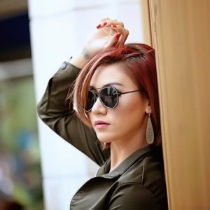 ดาวน์โหลดและฟังเพลง Aku Tak Biasa พร้อมเนื้อเพลงจาก Febie Rahakbauw