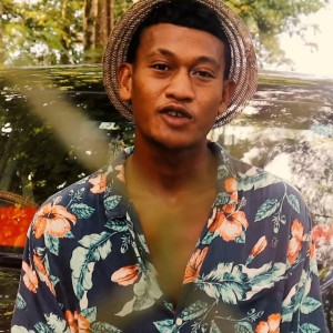 Dengarkan lagu Naunau atu nyanyian Dr. Rome Production dengan lirik