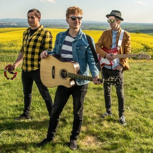 Dengarkan lagu Pod hvězdami nyanyian LEON dengan lirik