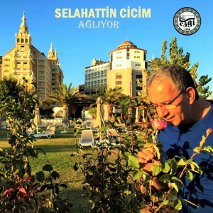 Dengarkan lagu Ağlıyor nyanyian Selahattin Cicim dengan lirik