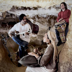 收聽Ali Ghamsari的Iranian Tar-160 (Katale khor Cave Zanjan)歌詞歌曲
