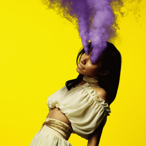 ดาวน์โหลดและฟังเพลง Kinkyujitai พร้อมเนื้อเพลงจาก Queen Bee