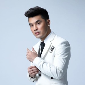收聽Ưng Hoàng Phúc的Giọt Nắng Cuối Chiều歌詞歌曲