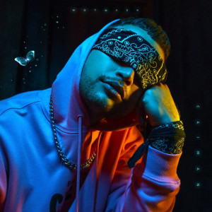 ดาวน์โหลดและฟังเพลง Мотылек พร้อมเนื้อเพลงจาก Caiman