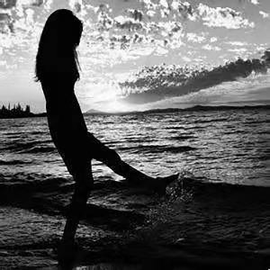 Dengarkan 魔鬼中的天使 lagu dari 小千禧 dengan lirik