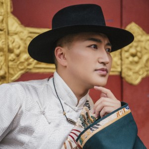 Dengarkan lagu 不一样 nyanyian 德格王子格桑南珠 dengan lirik