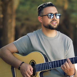 Dengarkan lagu اللي فينا يكفينا nyanyian Nizar Idil dengan lirik