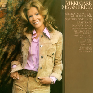 ดาวน์โหลดและฟังเพลง Killing Me Soflty With His Song พร้อมเนื้อเพลงจาก Vikki Carr