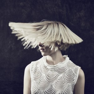 ดาวน์โหลดและฟังเพลง Under Stars พร้อมเนื้อเพลงจาก AURORA