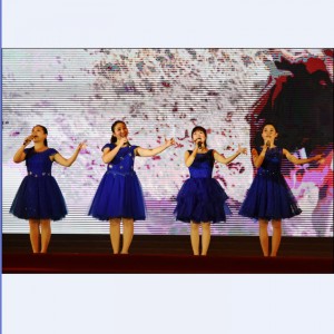 Dengarkan lagu 涯系客家妹 (伴奏) nyanyian 卢嘉敏 dengan lirik