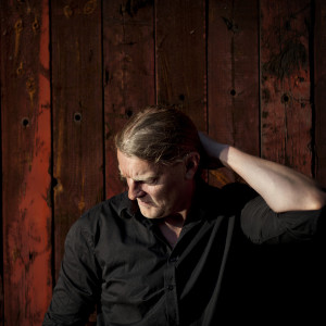 ดาวน์โหลดและฟังเพลง Roosa พร้อมเนื้อเพลงจาก Lasse Hyytinen