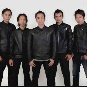 Listen to Negeriku Bersedih song with lyrics from SoFt band