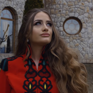 Listen to Malli i nenes song with lyrics from Agnesa Nuredini
