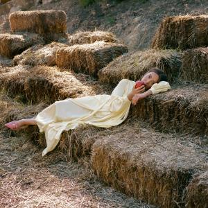 收聽Laufey的Everything I Know About Love歌詞歌曲