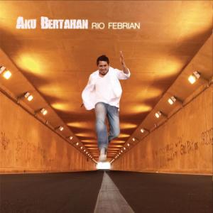 ดาวน์โหลดและฟังเพลง Aku Bertahan (Album Version) พร้อมเนื้อเพลงจาก Rio Febrian