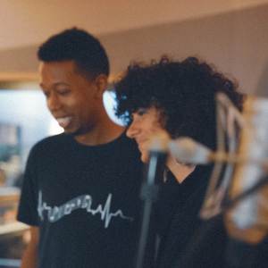 the della kit的專輯comfortable (w/ Lawrence in NYC)