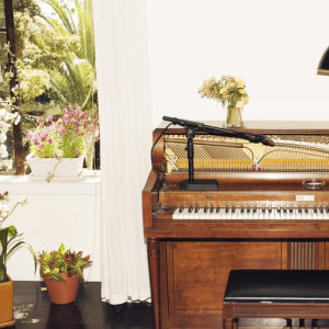 ดาวน์โหลดและฟังเพลง A Kiss Goodbye พร้อมเนื้อเพลงจาก Emile Haynie