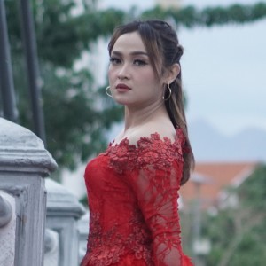 Dengarkan lagu Lambemu Bedo Karo Atimu nyanyian Intan Chacha dengan lirik