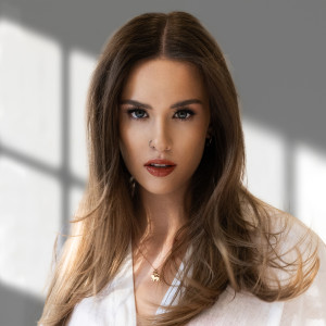 Listen to Atpakaļ Sauc song with lyrics from Diona Liepiņa