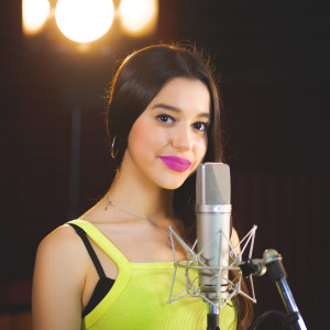 ดาวน์โหลดและฟังเพลง Un Año พร้อมเนื้อเพลงจาก Rocío Gonzalez