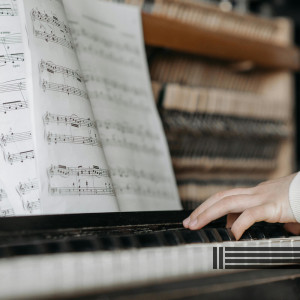 ดาวน์โหลดและฟังเพลง Loving พร้อมเนื้อเพลงจาก Peaceful Piano Temple