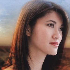 ดาวน์โหลดและฟังเพลง Stranded พร้อมเนื้อเพลงจาก Noella Choi