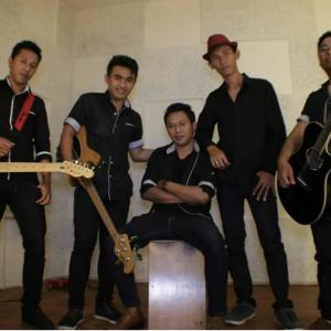 Dengarkan lagu Sing Ngidang Tanpa Kamu nyanyian Amos dengan lirik