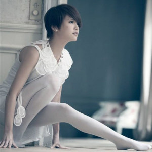 ดาวน์โหลดและฟังเพลง 忘了 พร้อมเนื้อเพลงจาก Rainie Yang