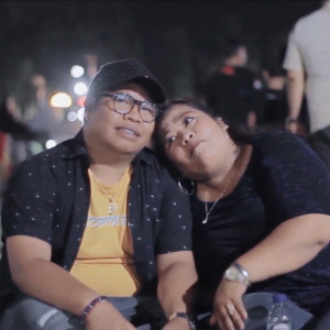 Dengarkan lagu Nemu Bagia nyanyian Mang Wi Guwang dengan lirik