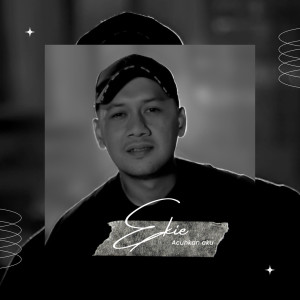 Listen to acuhkan aku song with lyrics from EKIE