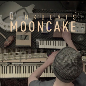 Dengarkan Mooncake (Video Version) lagu dari Binkbeats dengan lirik