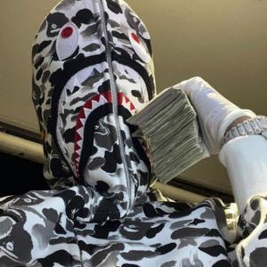 收聽Baelii To的Ambicioso (Explicit)歌詞歌曲