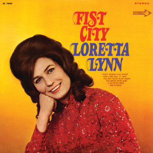 ดาวน์โหลดและฟังเพลง Somebody's Back In Town พร้อมเนื้อเพลงจาก Loretta Lynn