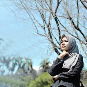 ดาวน์โหลดและฟังเพลง Gugur Dimusim Semi พร้อมเนื้อเพลงจาก Sri Fayola