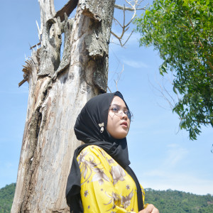 ดาวน์โหลดและฟังเพลง Cinta Dalam Diam พร้อมเนื้อเพลงจาก Yollanda