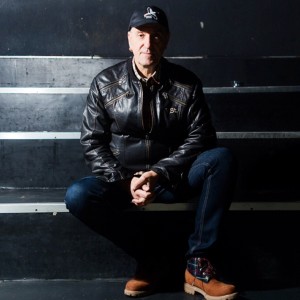 ดาวน์โหลดและฟังเพลง Ogledalo พร้อมเนื้อเพลงจาก Vlatko Stefanovski