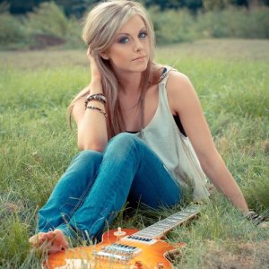 ดาวน์โหลดและฟังเพลง Pickup Truck พร้อมเนื้อเพลงจาก Lindsay Ell
