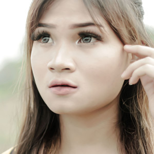 Dengarkan lagu Aku Sing Berjuang Aku Sing Kau Buang nyanyian DELLA OCTAVIA dengan lirik