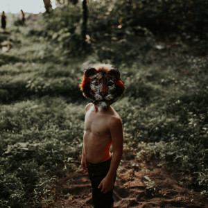 ดาวน์โหลดและฟังเพลง Charminar พร้อมเนื้อเพลงจาก Tigers and Thieves