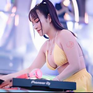 收聽Quyên Quyên的TA LÀ GÌ CỦA NHAU歌詞歌曲