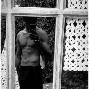 收聽Onynold的enlarge ing (feat. LVCA)歌詞歌曲