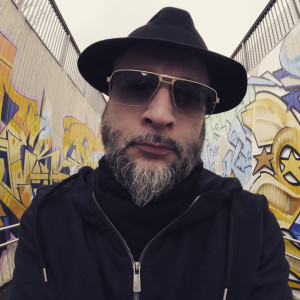 Listen to Vinyl Diggin song with lyrics from Scratch Dee