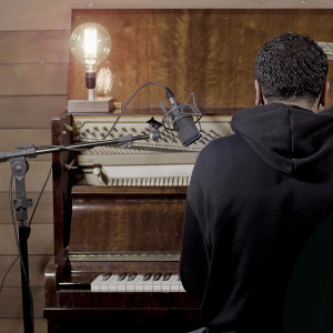 ดาวน์โหลดและฟังเพลง Tua Graça Me Basta พร้อมเนื้อเพลงจาก Jonas Flores