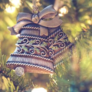 ดาวน์โหลดและฟังเพลง Carol of the Bells พร้อมเนื้อเพลงจาก Sasquash