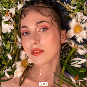 Dengarkan lagu Dikenlerinle nyanyian Güneş dengan lirik