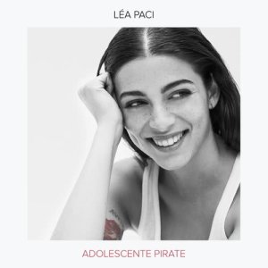 收聽Léa Paci的Adolescente Pirate歌詞歌曲