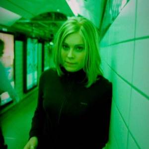 ดาวน์โหลดและฟังเพลง Stronger Than The Storm พร้อมเนื้อเพลงจาก Vicky Beeching