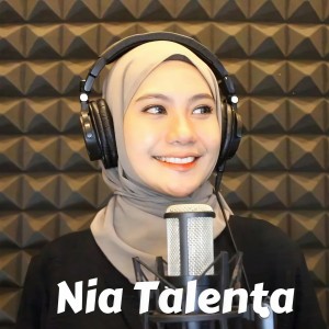 Dengarkan lagu Muhasabah Cinta nyanyian Nia Talenta dengan lirik